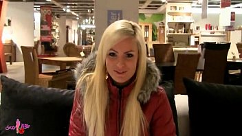 Rusoaica Blonda Suge Pula Si Se Fute Imbracata