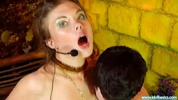 E Dj Si Ii Place Sa Geama In Pula Cat Timp Vorbeste Cu Clienti