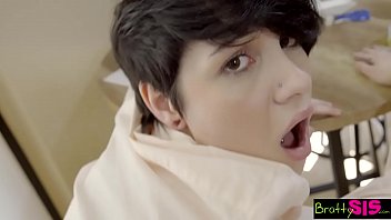 Filme Porno Cu Romani Tanara Cu Parul Scurt Se Fute In Bucatarie