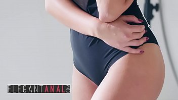 Roscana Cu Bucile Imense Femei Cu Par Scurt