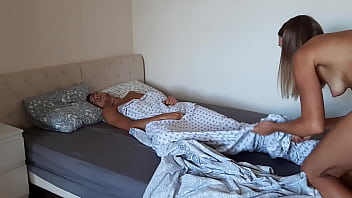 Roscata are pasarica stramta si tipul ejaculeaza in ea