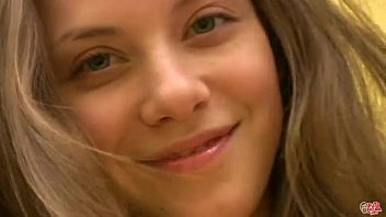 Blonda Face Streptease Si Dupa Se Fute Adanc Cu Seful