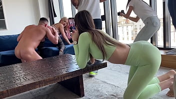 Are un dispozitiv pe care îl folosește cu plăcere pentru masturbare