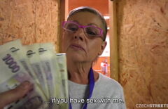 Femeie de 55 ani care suge pula unui student pentru bani