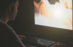 Explorând popularitatea scenelor porno pentru mame