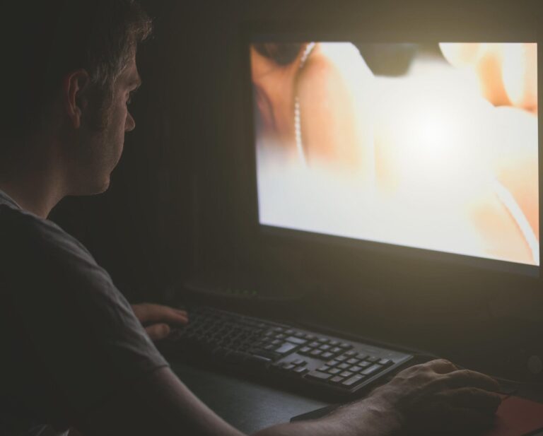 Explorând popularitatea scenelor porno pentru mame