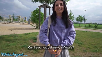 Ea cunoaste un loc special in oras unde il poate fute pe barbat linistita si sa incaseze ceva banuti