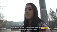 Futai Din Poziția în Picioare, Cu O Bruneta Super Sexy